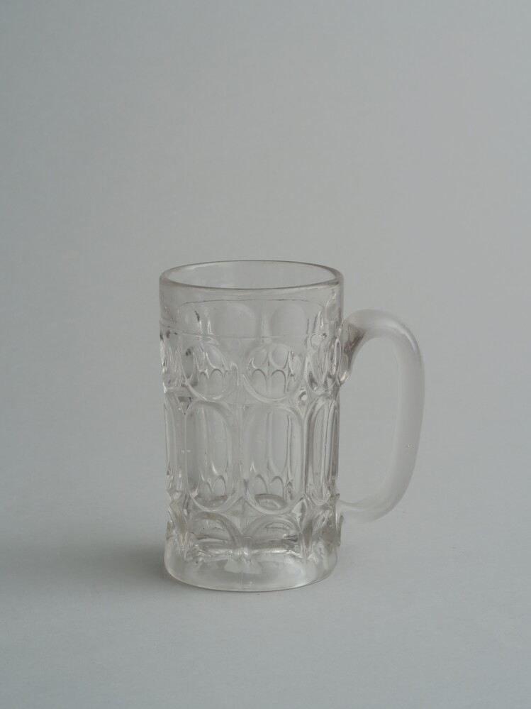 Glazen bierglas met handvat
