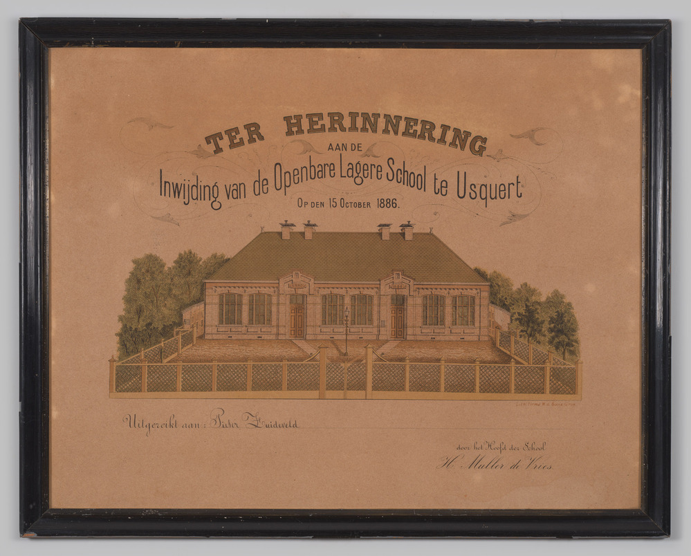 Herinneringsplaat, ingelijst, achter glas, voor de ingebruikname van de openbare lagere school in Usquert (1886)