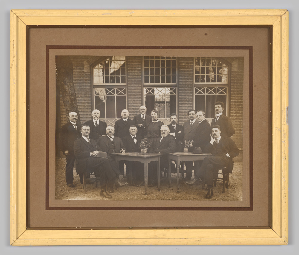 Ingelijste foto met groepsportret van de onderwijzers verbonden aan de Normaallessen te Warffum