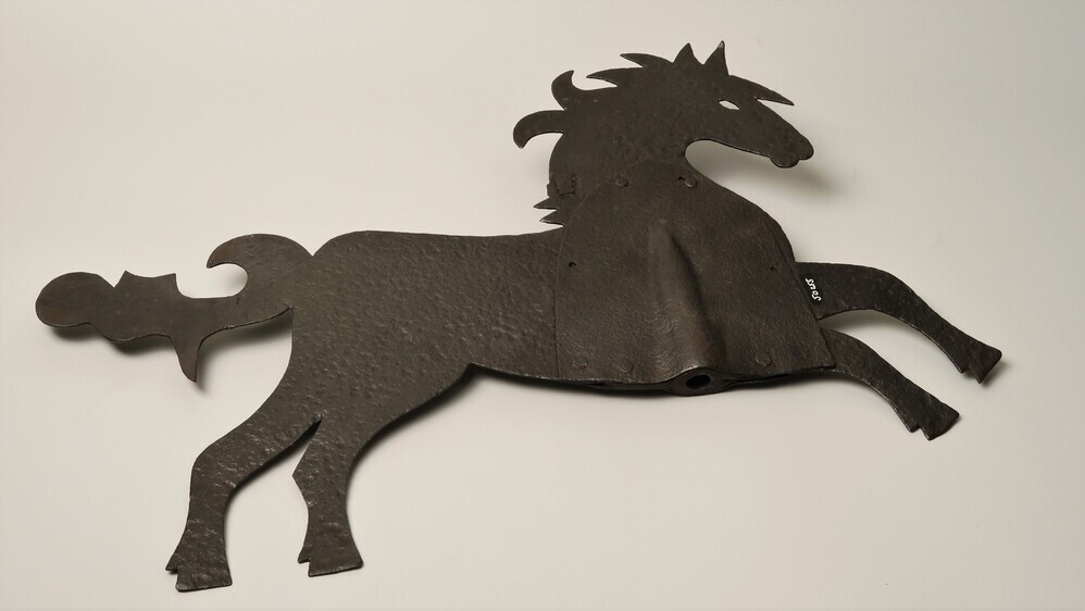 Zwart ijzeren windwijzer in de vorm van een paard