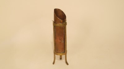 Koperen vaasje op drie poten