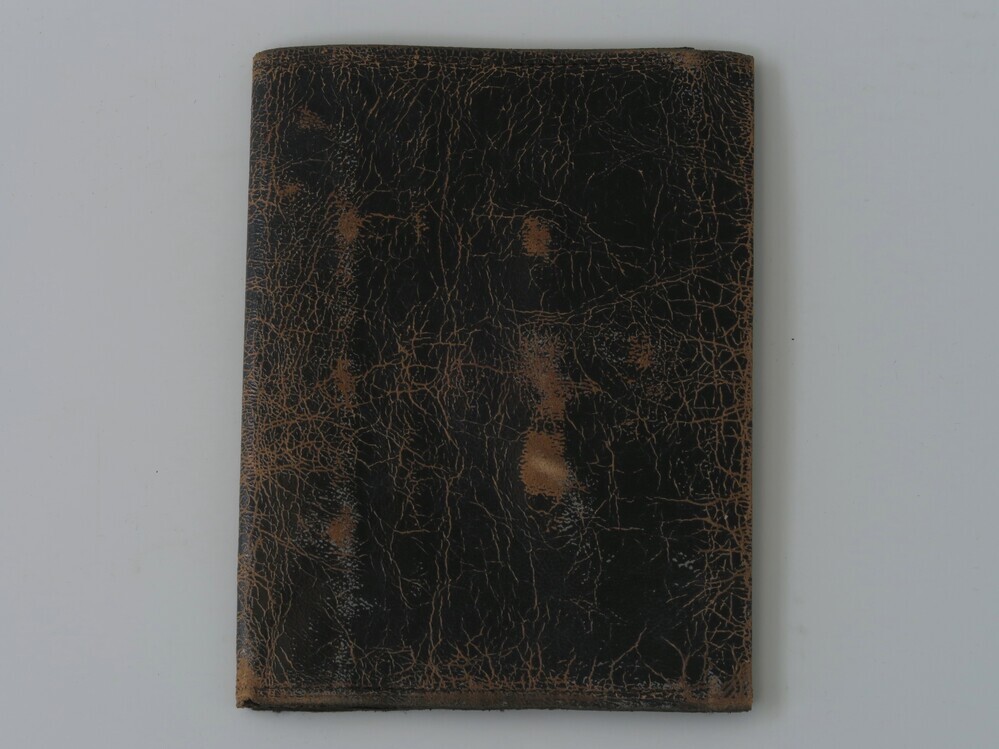 Leren omslag in envelopvorm, donkerbruin.