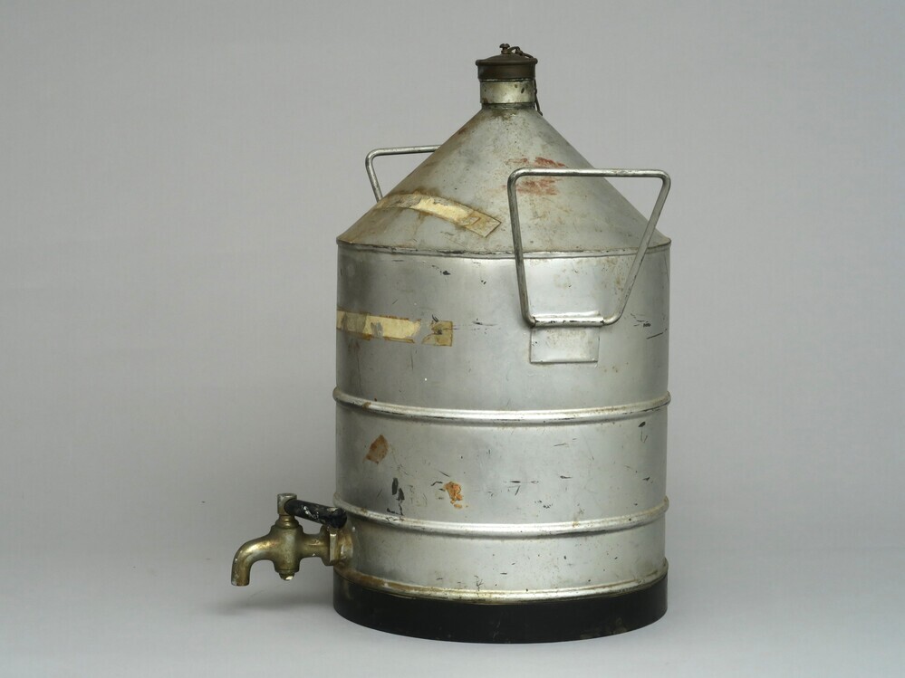 Metalen bus voor olie met kraan