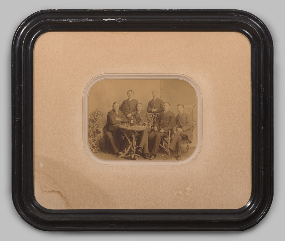 Herengroepsfoto, ingelijst, achter glas