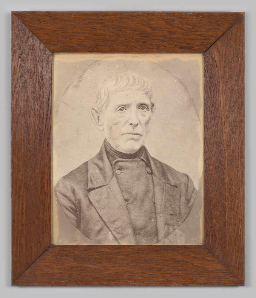 Portretfoto, ingelijst, achter glas, voorstellende A.L. Bentema