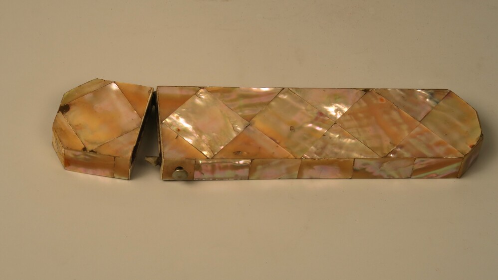 Parelmoeren houder voor sigaretten (?)