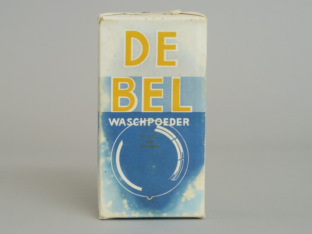 Rechthoekig pakje waspoeder van het merk/ zeepfabriek De Bel met zeepbel op de verpakking