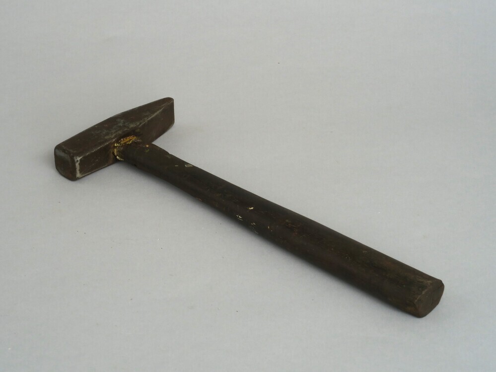 Hamer 300 gr. met houten steel