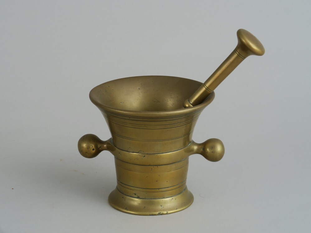 Vijzel en stamper van messing/lood, bronskleurig