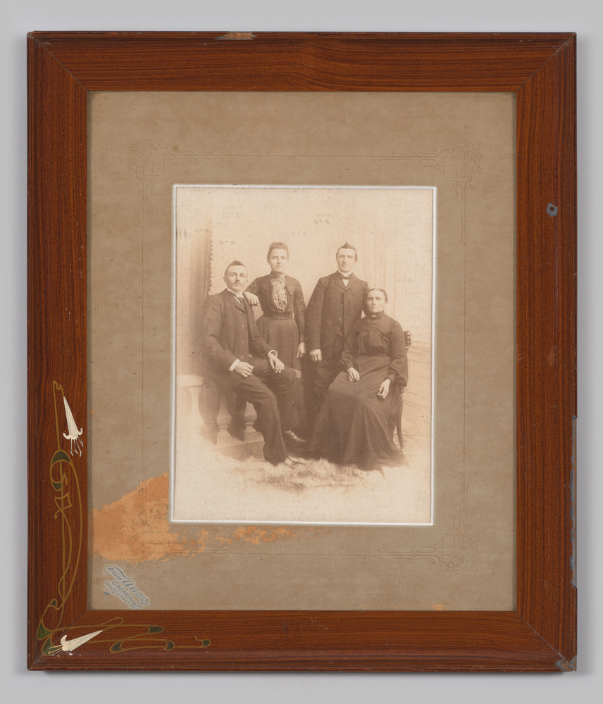 Groepsportret van 2 mannen en 2 vrouwen