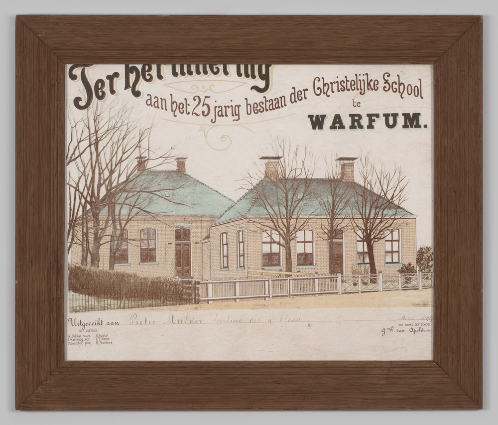 Herinneringsprent, ingelijst, achter glas, "ter herinnering aan het 25-jarig bestaan der Christelijke School te Warfum".
Achterop staat de tekst geschreven "In bruikleen van Bouwman Kremer 5-8-'75 Warffum".