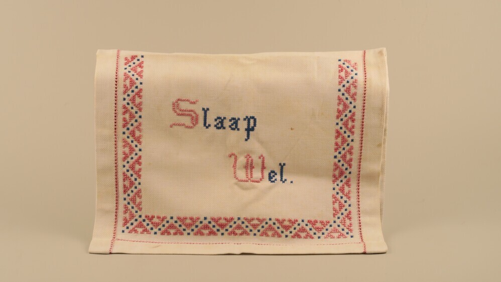 Een geborduurde nachtzak