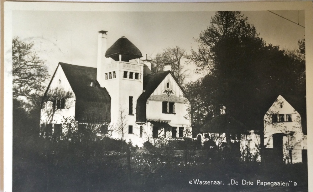 Ansichtkaart met foto van De Drie Papegaaien te Wassenaar, gestuurd aan Den Heer D.F. Kluiten (?) te Huizinge