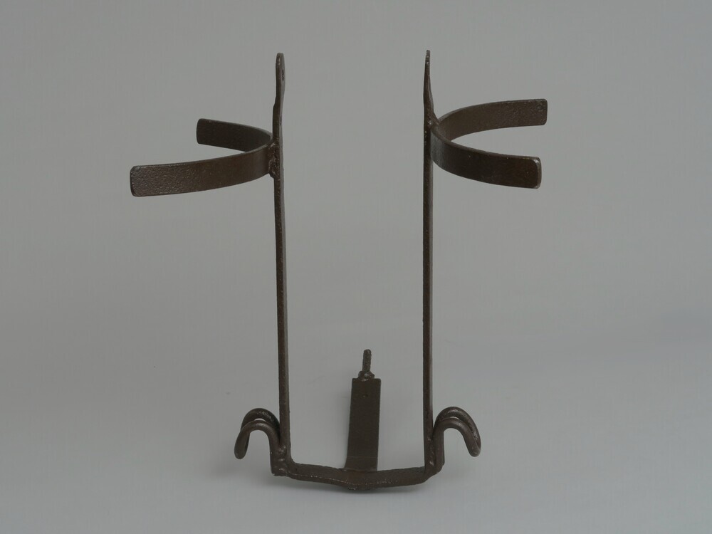 IJzeren houder voor het vervoeren van twee melkbussen op de fiets