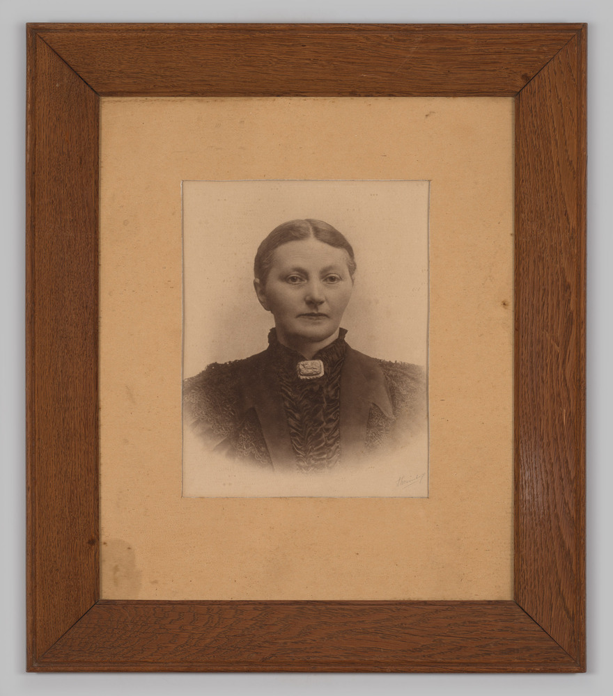 Portret van een vrouw, ingelijst