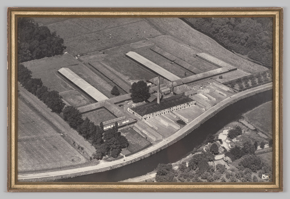 Luchtfoto van een steenfabriek, ingelijst