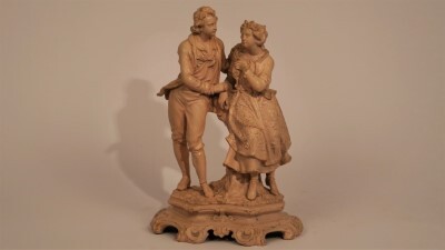 Créme geglazuurde steengoed groep "Jong paar". Eind negentiende eeuw. Barst