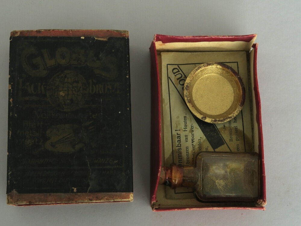 Papieren doosje gevuld met lakbrons van het Duitse merk Globus met Nederlandse instructie