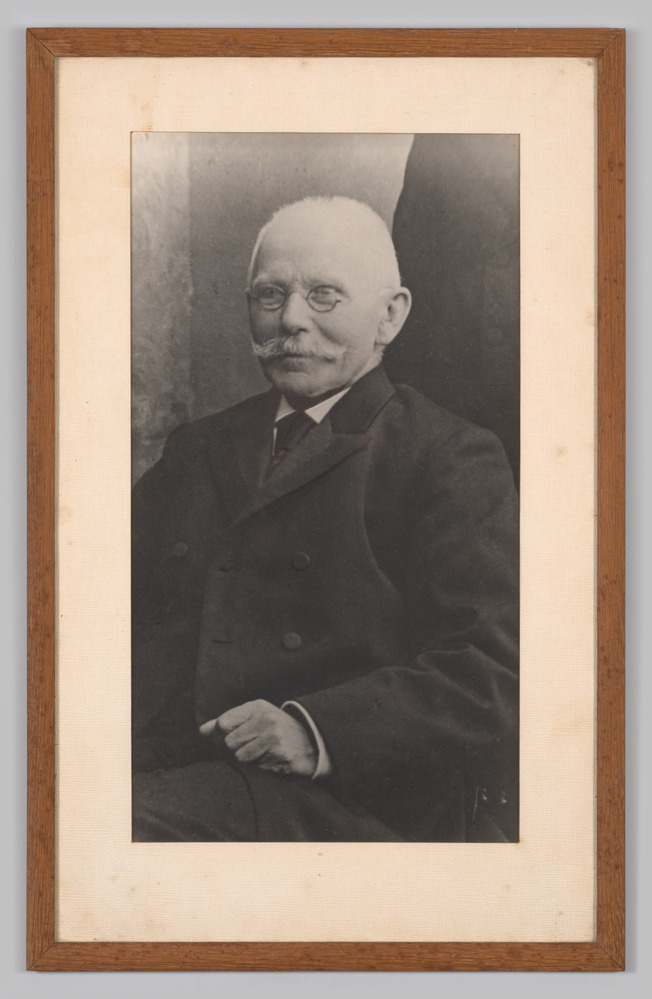 Portretfoto, ingelijst, achter glas, voorstellende dierenarts Laméris.