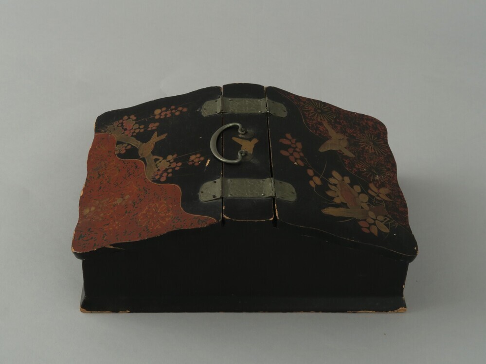 Houten doos gelakt met versiering