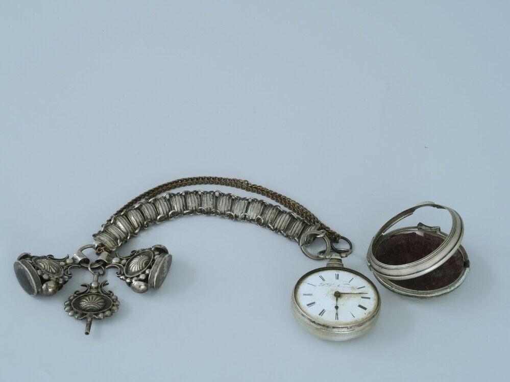 Knolhorloge met ketting en sleutel