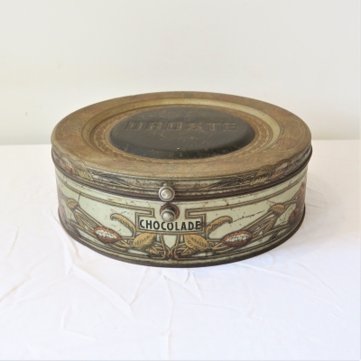 Droste blik rond met sierlijk bloemendecor