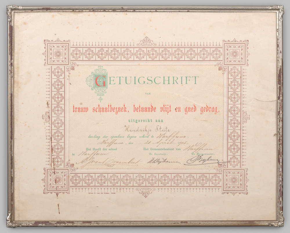 Getuigschrift van Trouw Schoolbezoek, Vlijt en Goed Gedrag (Lagere School), ingelijst en achter glas.