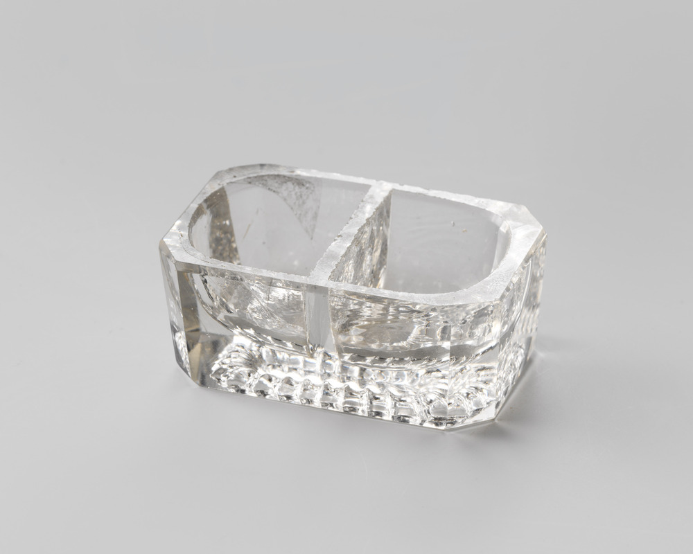 rechthoekig bakje van geslepen glas met glazen tussenschotje