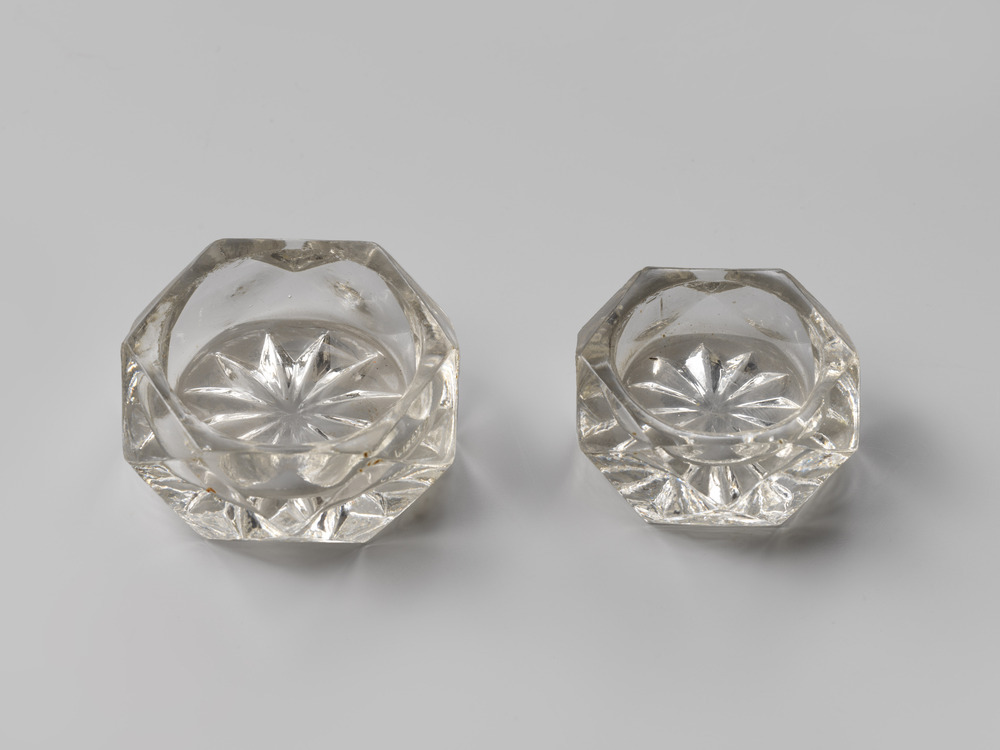 2 geslepen glazen bakjes