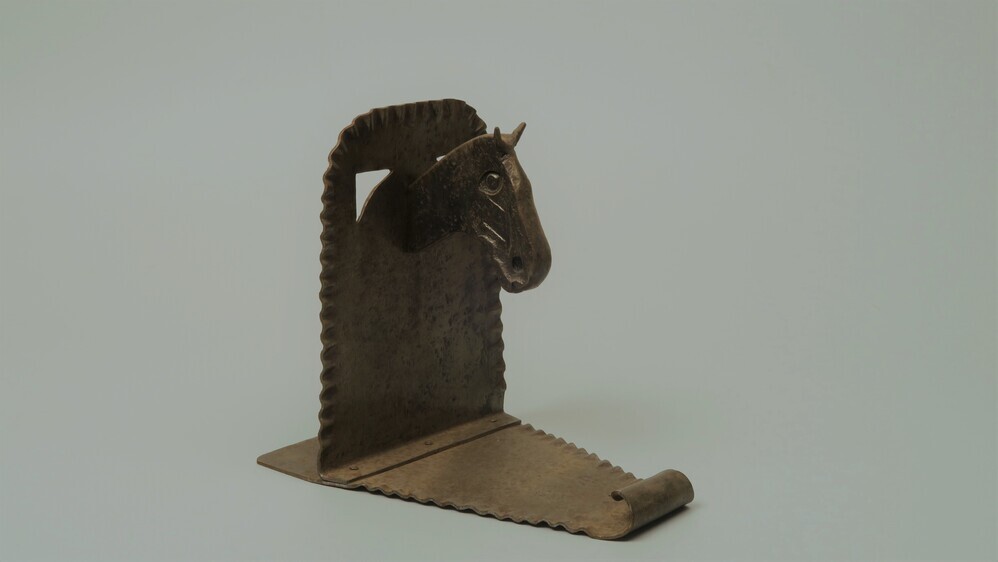 Metalen boekensteun met paard