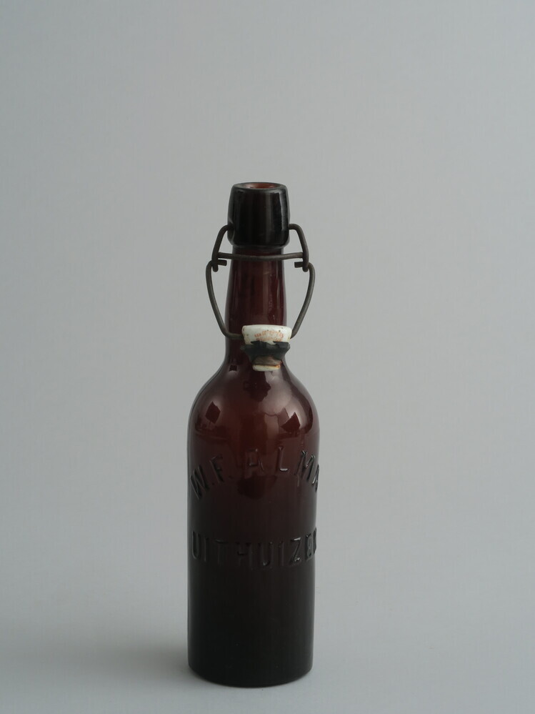 Beugelfles bier van W.F. Alma