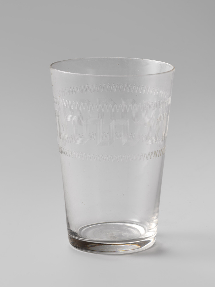 Limonadeglas met kanteelmotief