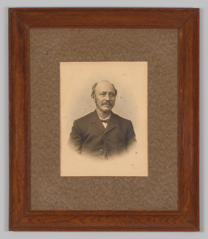 Foto van een man, ingelijst