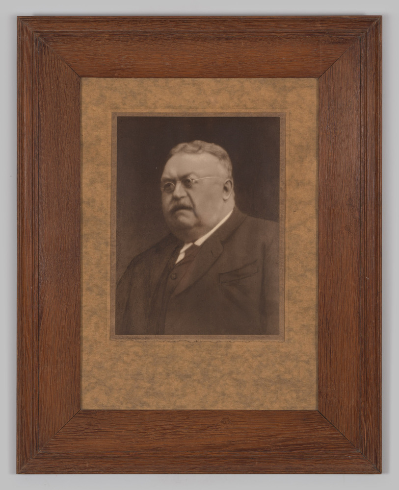 Portretfoto, ingelijst, achter glas, van Simon Derk Jensema