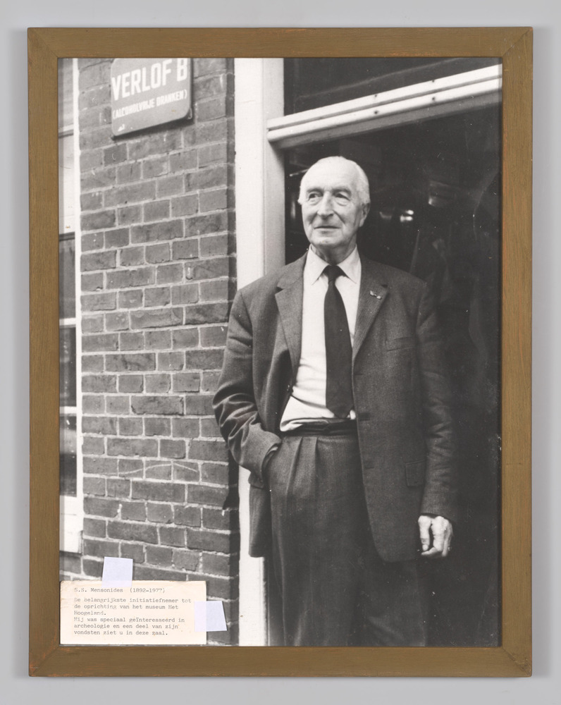 Foto van man bij cafédeur, ingelijst