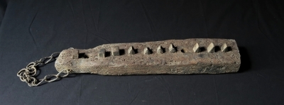 Plankje met hierin een aantal kalkoenen te gebruiken voor hoefijzers.
Kalkoenen kunnen in een hoefijzer worden gedraaid om het paard meer grip op de ondergrond te geven. Ze werden vroeger in de winter gebuikt als de wegen glad waren.