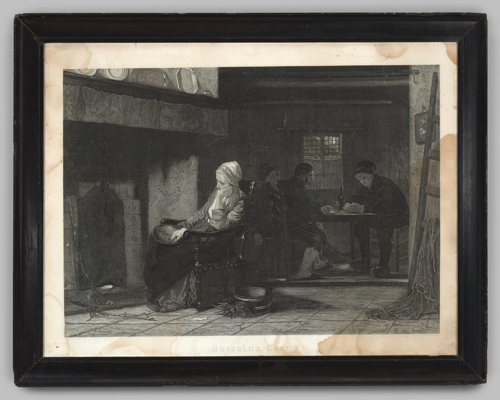 Prent, reproductie, ingelijst, achter glas, voorstellende mensen in een souterrain, titel "Huiselijk leed"