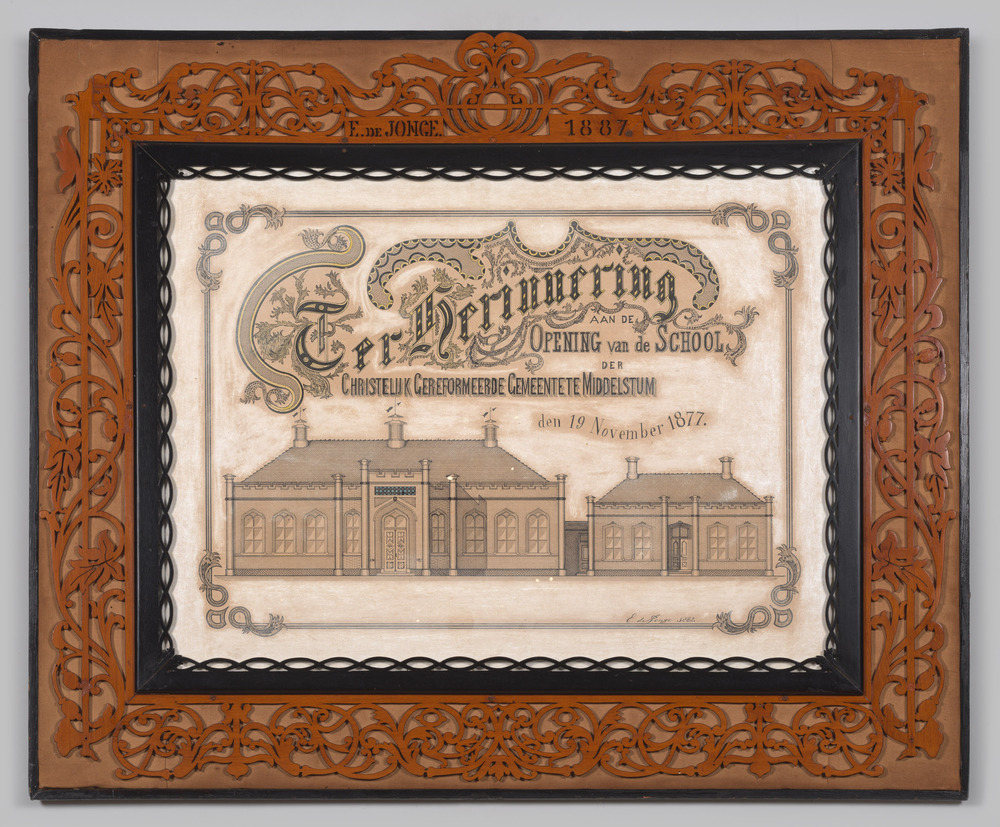 Prent, achter glas, in lijst met figuurzaagwerk. Opening Chr. School Middelstum, 1877