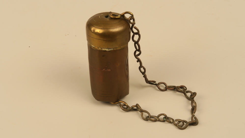 Koperen tondeldoos met dekseltje aan een ketting