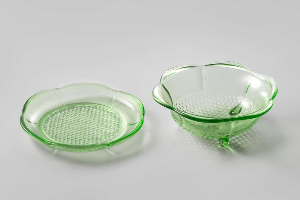 Glazen aardbeienschaal met schotel (genummerd I en II)