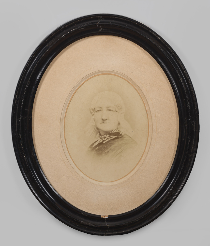 Foto van een vrouw in ovale lijst