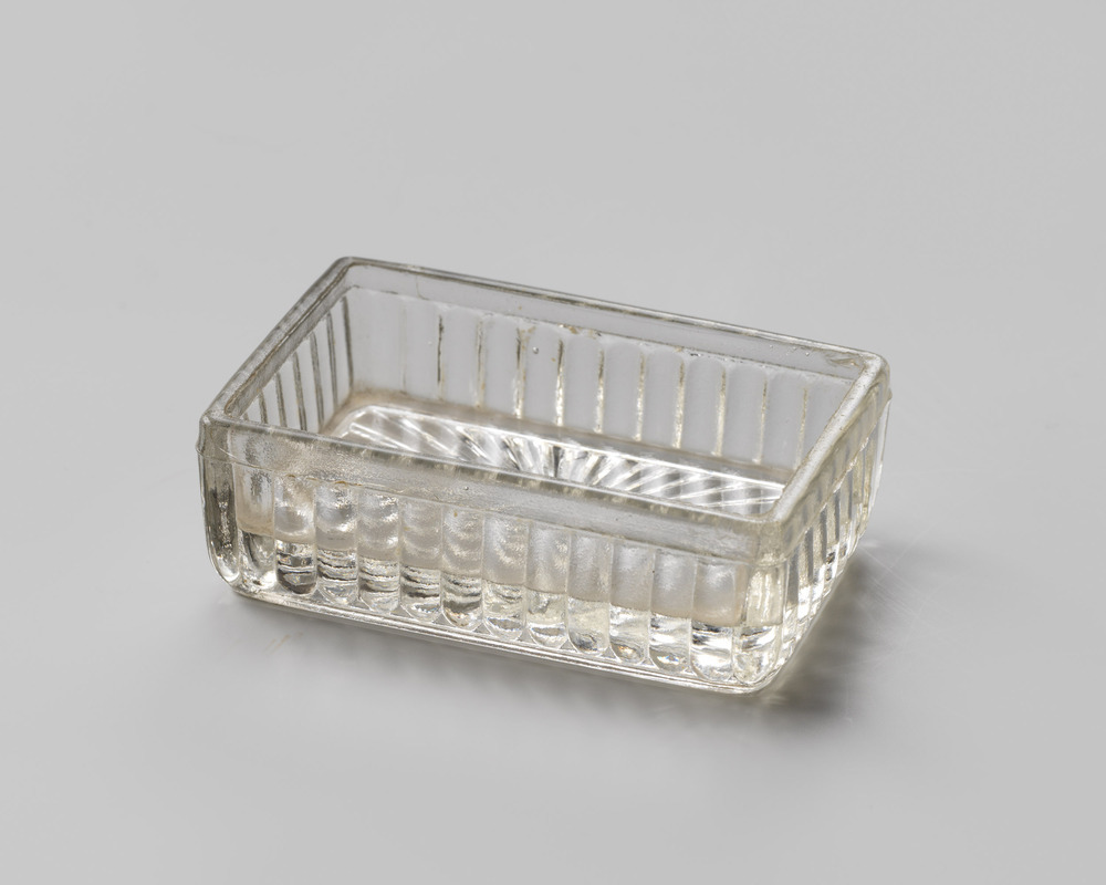 rechthoekig, laag glazen bakje met ingeperste ribbels