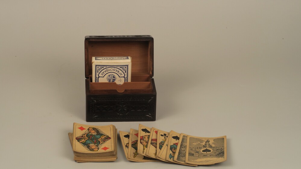 Houten doos met twee pakken kaarten