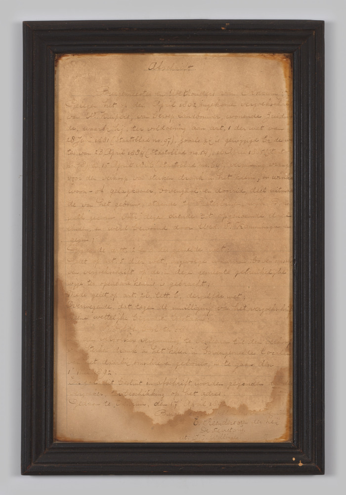 Afschrift, ingelijst, achter glas, van een cafévergunning voor een etablissement in Eenrum