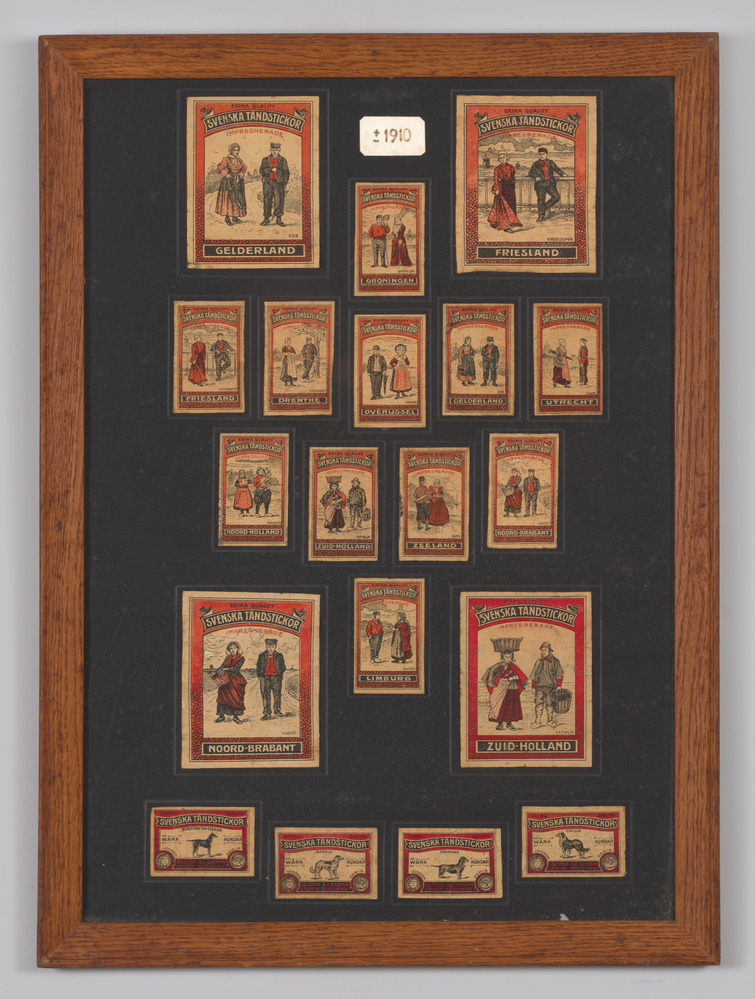 19 plaatjes, ingelijst, achter glas, van lucifersdoosjes, met deels Zweedse tekst
