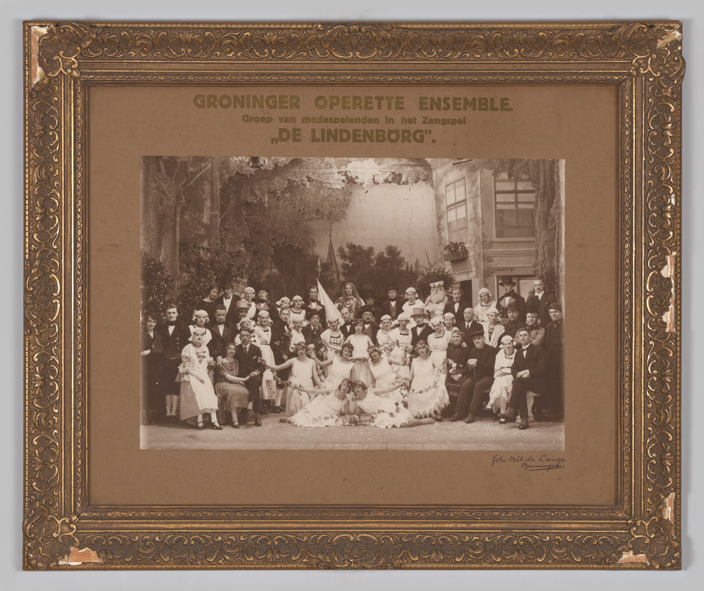 Groepsfoto van een operettegezelschap, ingelijst