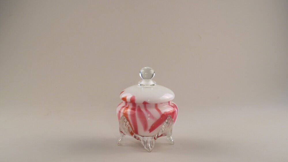 Glazen bonbonniere van wit glas met roze versiering