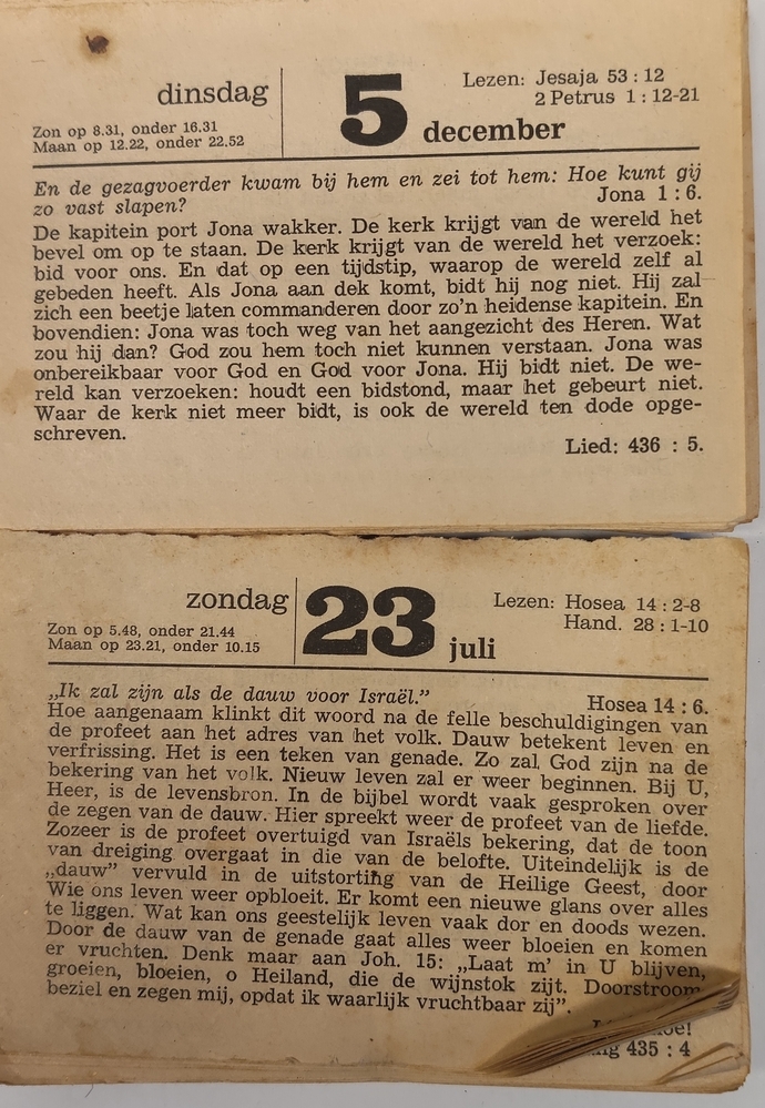 Stapel losse dagkalenderblaadjes met bijbelteksten