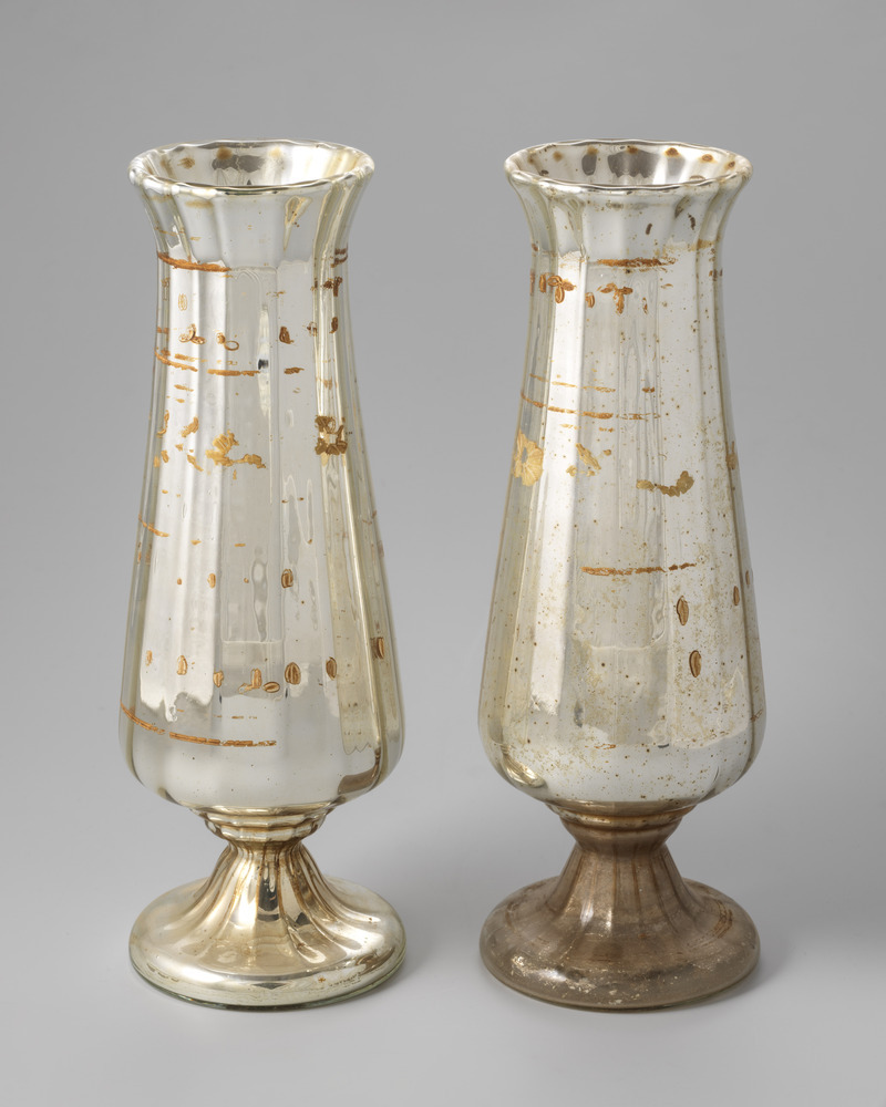 Twee vazen op voet, zilverkleurig spiegelend