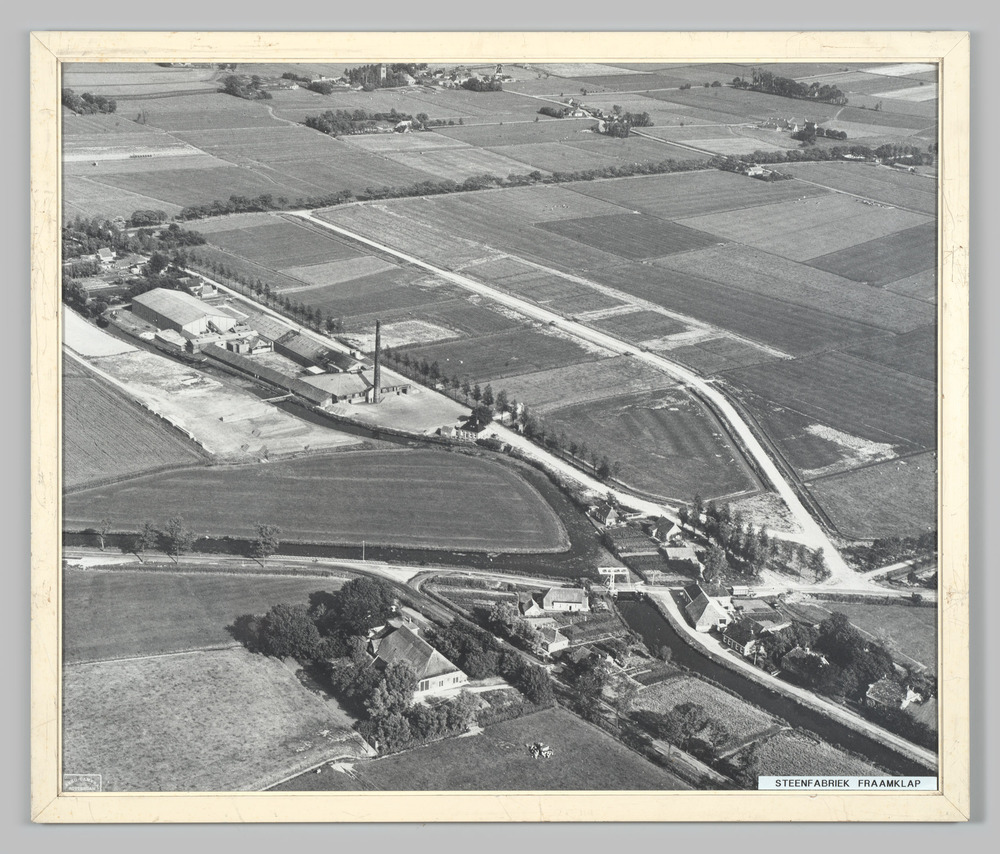 Luchtfoto van de steenfabriek Fraamklap, ingelijst